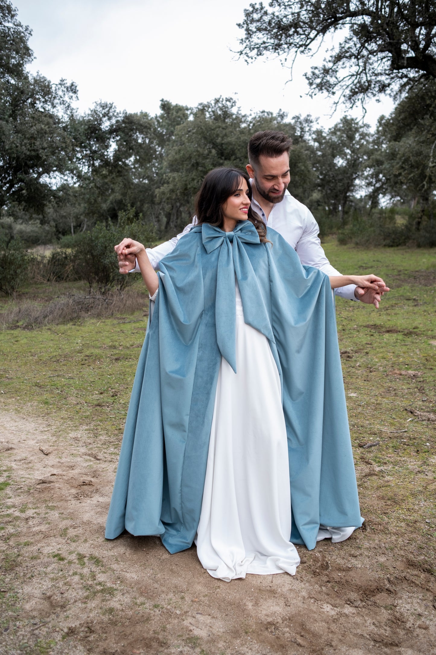 Capa de novia en terciopelo con cola corta - Modelo Sandra