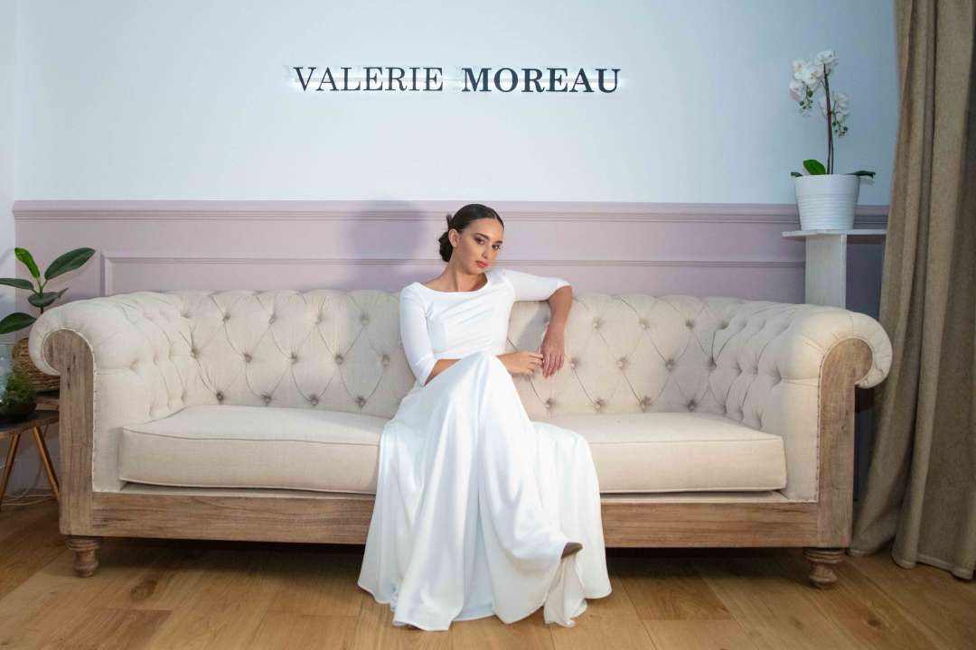 Vestido de novia sencillo con manga francesa y fajín de encaje