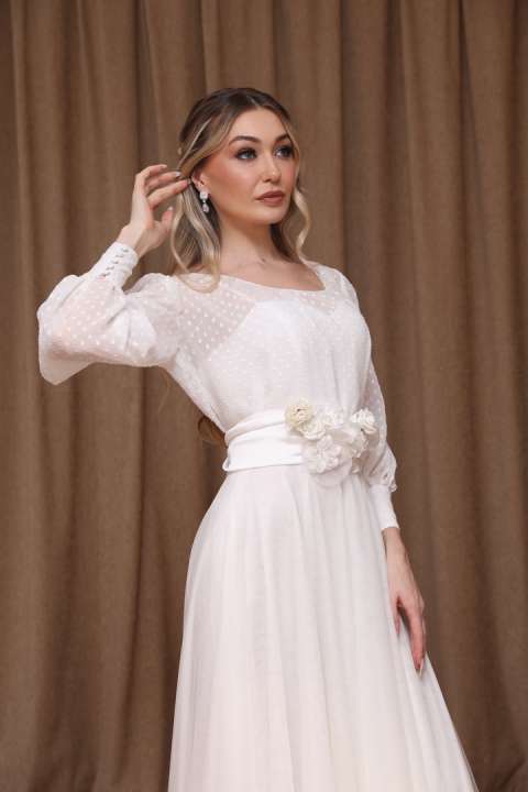 Vestido de novia evasé con escote en pico y tirante fino trenzado con blusa