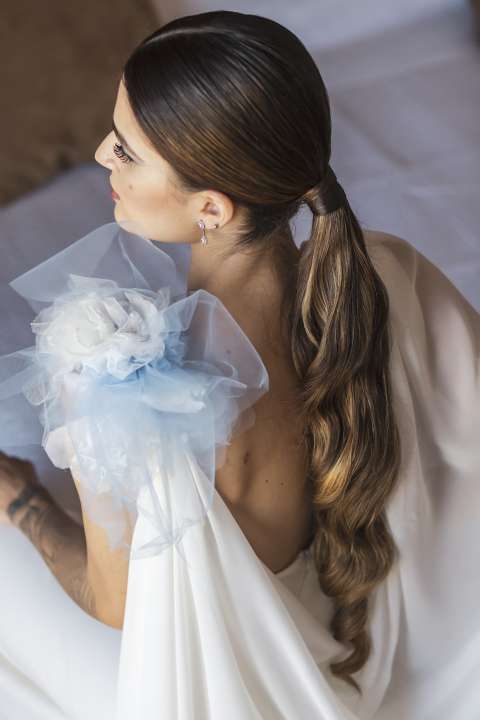 Vestido de corte sirena con flores en azul