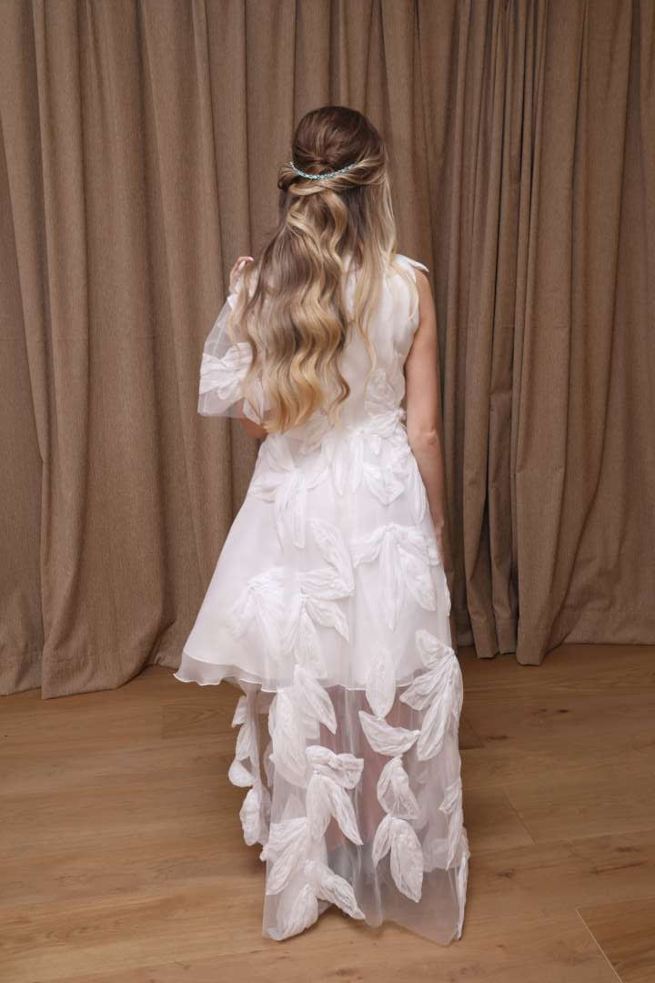 Vestido de novia con bordados florales una sola manga