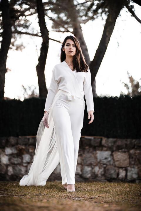 Sobre cola blanca con pantalon pitillo para novia