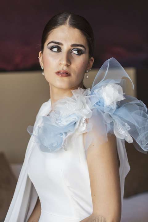 Vestido de corte sirena con flores en azul