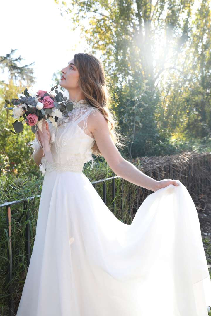 Vestido de tirante ancho con fajín y blusa con adornos y plumas cola redonda