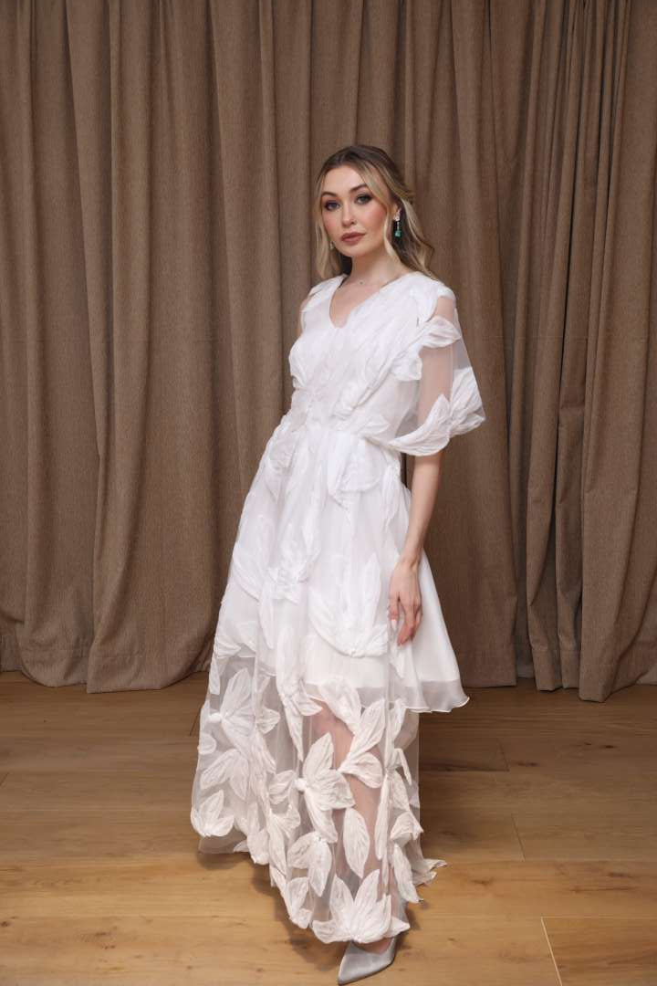 Vestido de novia con bordado florales una sola manga corta