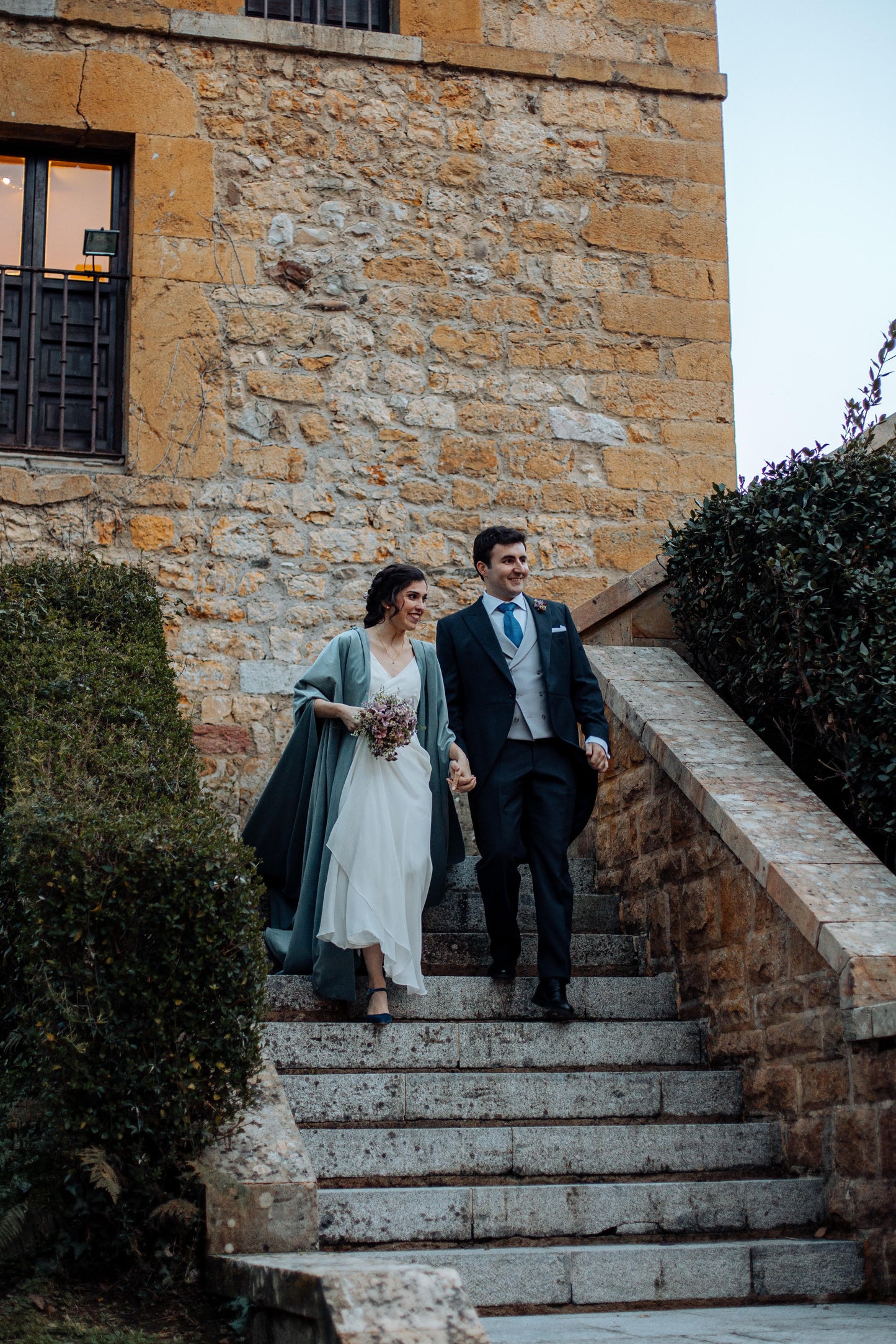 Capa de Terciopelo Personalizable: Elegancia y Calidez para Novias de Invierno