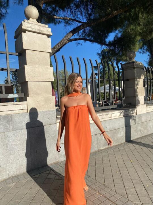 Vestido naranja pañuelo